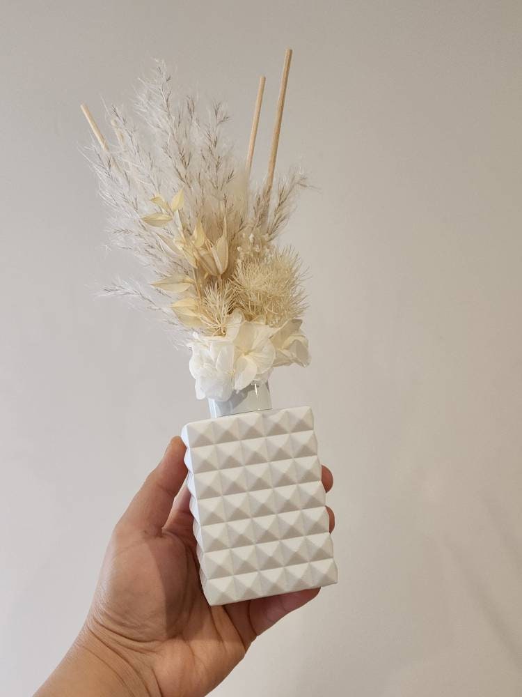 Reed Diffuser with Dried Flowers and Pampas